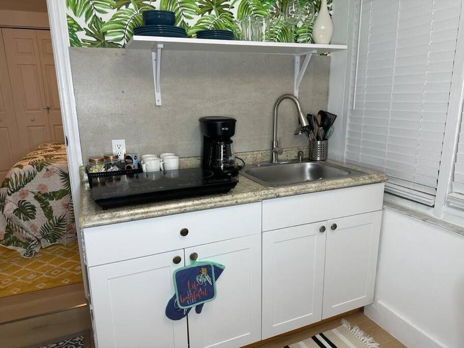 Sleeps 3, Casa Tropical In Miami Apartment Exterior photo