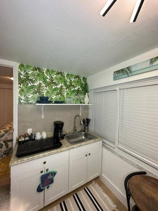 Sleeps 3, Casa Tropical In Miami Apartment Exterior photo