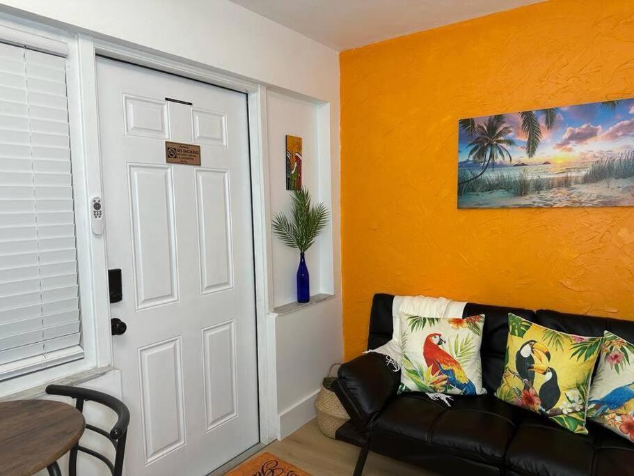 Sleeps 3, Casa Tropical In Miami Apartment Exterior photo