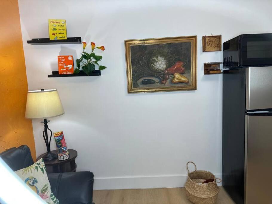 Sleeps 3, Casa Tropical In Miami Apartment Exterior photo